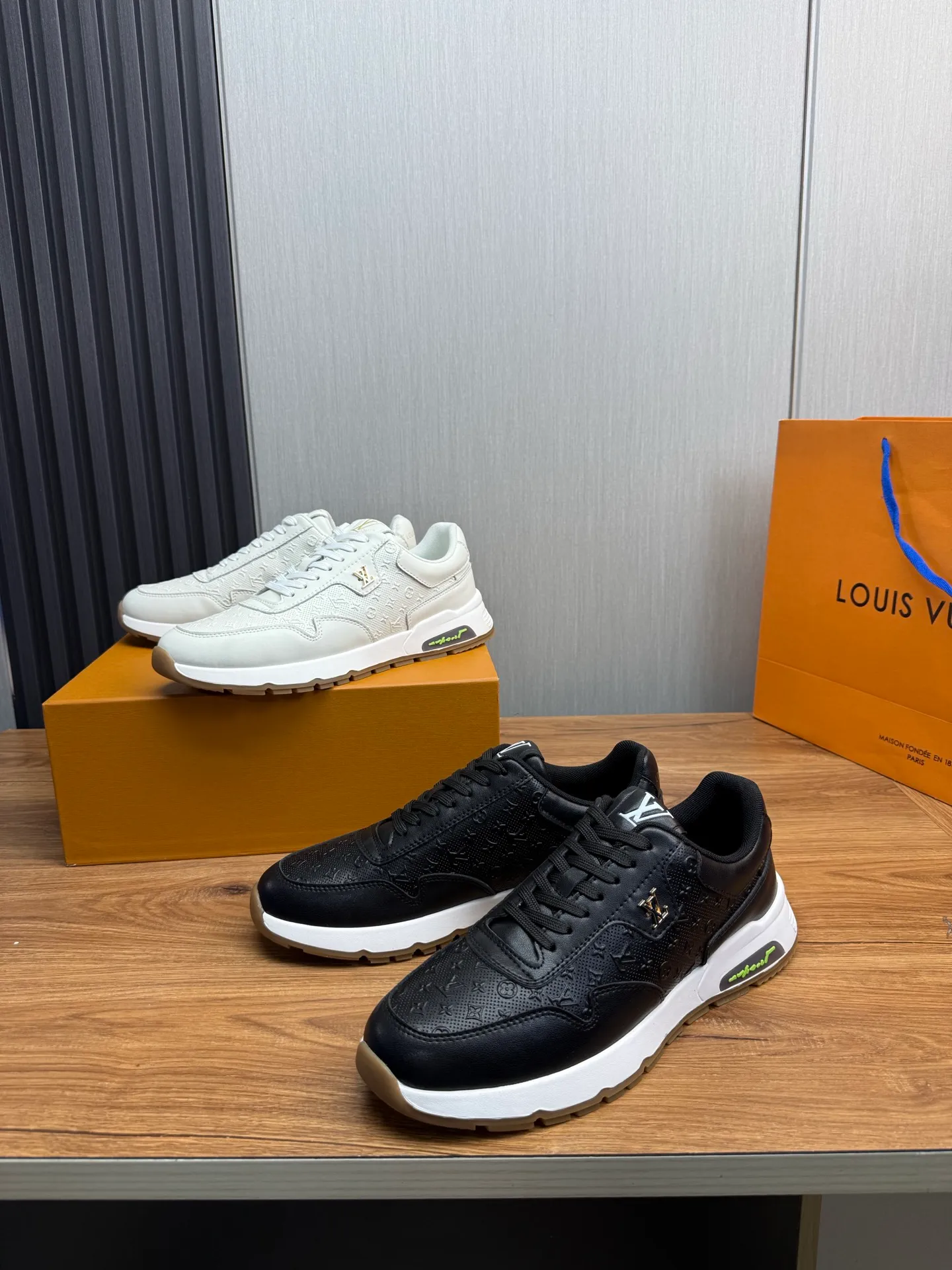 Men's shoes 💰460💰 LOUIS VUITTON [Luden Yiwei] Brand new trendy Lv is on the market 🎁, casual and fashionable men's shoes 👟 Original version shipped 1:1✅ The upper is made of imported brand leather + sheepskin lining, the original wear-resistant rubber outsole, the version is simple and elegant, exclusive for trendy men. 38-44
